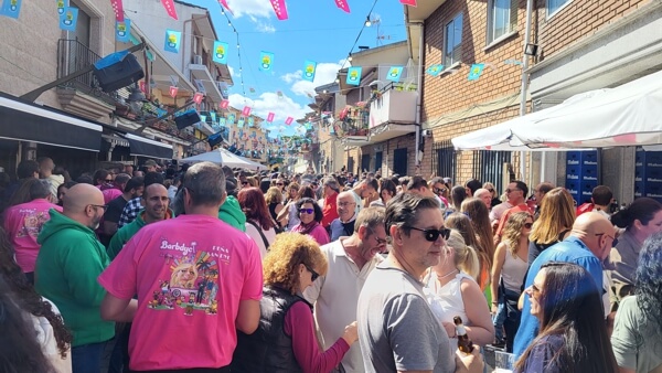 Animación en calle Huerta en las fiestas de moralzarzal