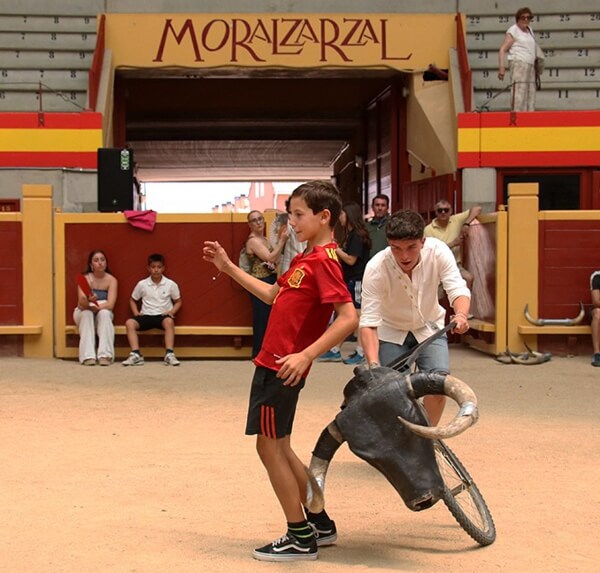 Fiestas Patronales de Moralzarzal 2025. clase recortes de salón